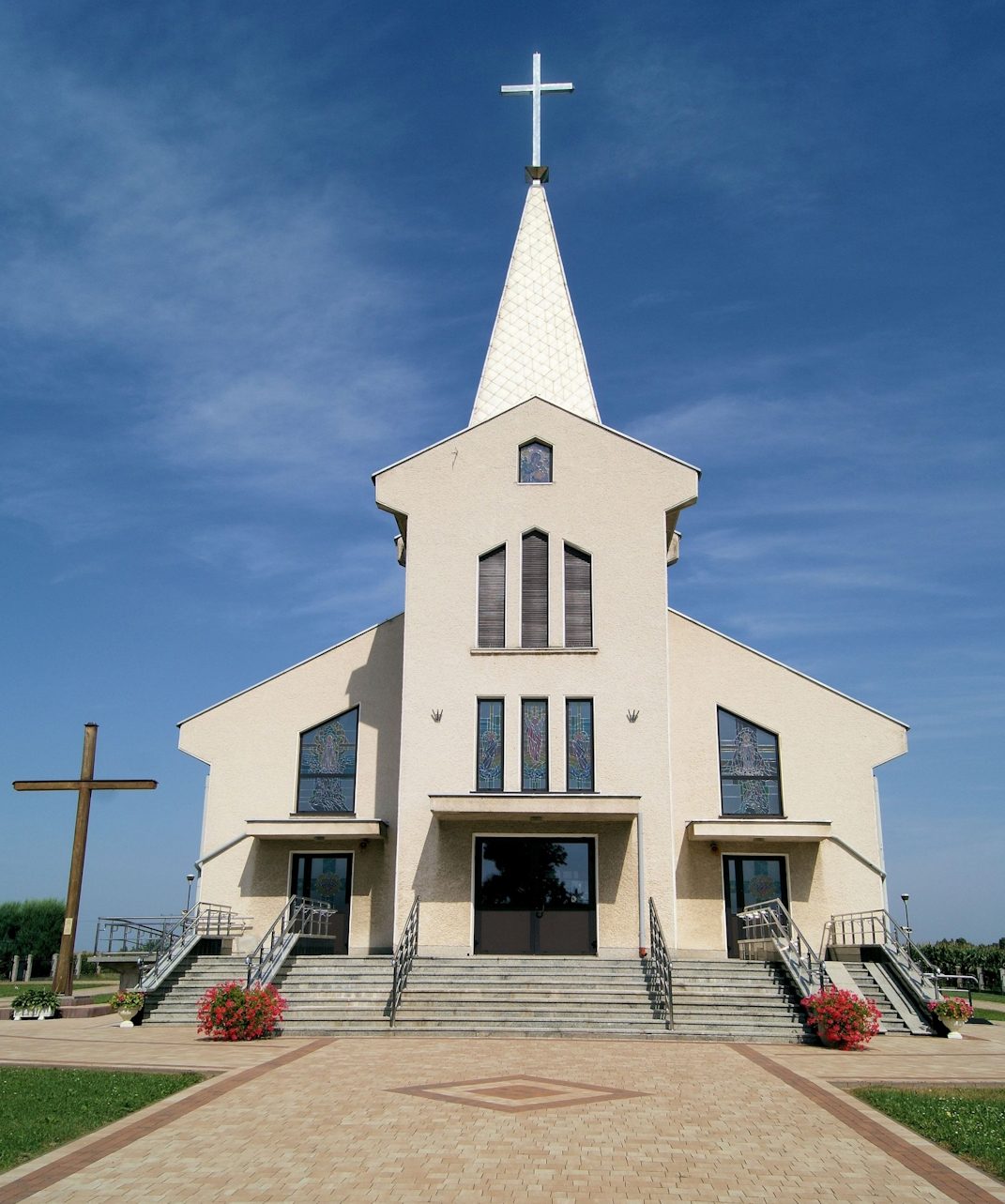 Widok zewnętrzny na kościół pw. Matki Bożej Nieustającej Pomocy w Nizinach