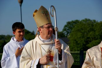 Uroczysta Msza św. pod przewodnictwem ks. Bpa Krzysztofa Chudzio – Peregrynacja Obrazu Najświętszego Serca Pana Jezusa (przywitanie)