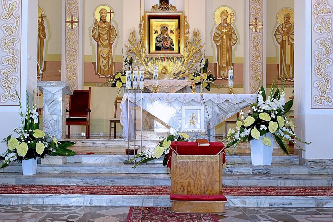 Ołtarz kościoła pw. Matki Bożej Nieustającej Pomocy w Nizinach