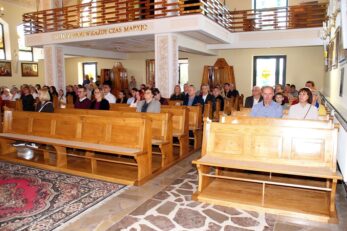Poświęcenie różańców, szat liturgicznych dla ministrantów oraz figury Matki Bożej