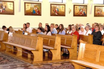 Poświęcenie różańców, szat liturgicznych dla ministrantów oraz figury Matki Bożej