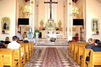 Poświęcenie różańców, szat liturgicznych dla ministrantów oraz figury Matki Bożej
