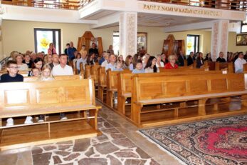 Poświęcenie różańców, szat liturgicznych dla ministrantów oraz figury Matki Bożej