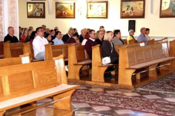 Poświęcenie różańców, szat liturgicznych dla ministrantów oraz figury Matki Bożej