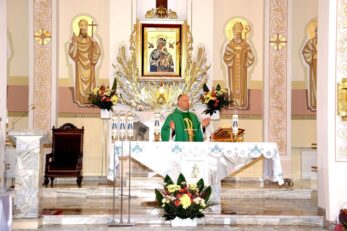 Poświęcenie różańców, szat liturgicznych dla ministrantów oraz figury Matki Bożej