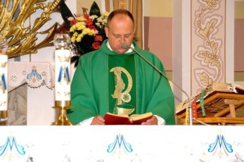 Poświęcenie różańców, szat liturgicznych dla ministrantów oraz figury Matki Bożej