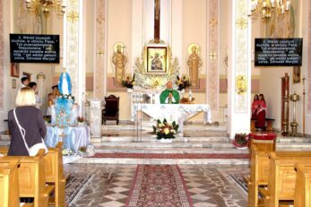 Poświęcenie różańców, szat liturgicznych dla ministrantów oraz figury Matki Bożej