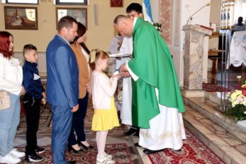 Poświęcenie różańców, szat liturgicznych dla ministrantów oraz figury Matki Bożej