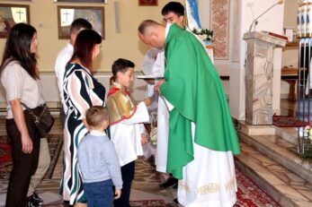 Poświęcenie różańców, szat liturgicznych dla ministrantów oraz figury Matki Bożej