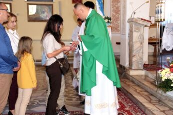 Poświęcenie różańców, szat liturgicznych dla ministrantów oraz figury Matki Bożej