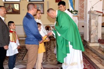 Poświęcenie różańców, szat liturgicznych dla ministrantów oraz figury Matki Bożej