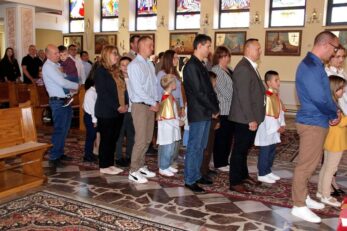 Poświęcenie różańców, szat liturgicznych dla ministrantów oraz figury Matki Bożej