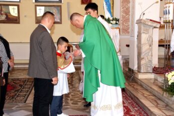Poświęcenie różańców, szat liturgicznych dla ministrantów oraz figury Matki Bożej