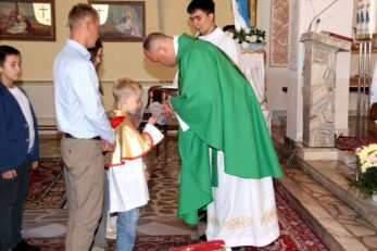 Poświęcenie różańców, szat liturgicznych dla ministrantów oraz figury Matki Bożej