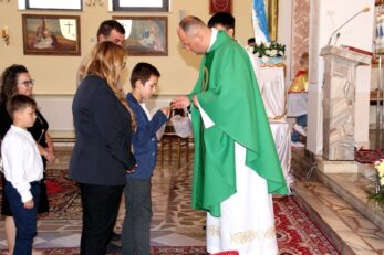 Poświęcenie różańców, szat liturgicznych dla ministrantów oraz figury Matki Bożej