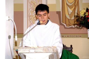 Poświęcenie różańców, szat liturgicznych dla ministrantów oraz figury Matki Bożej