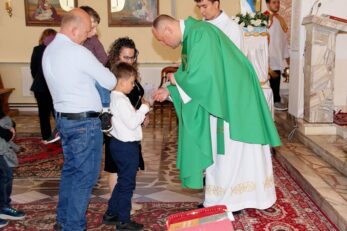 Poświęcenie różańców, szat liturgicznych dla ministrantów oraz figury Matki Bożej