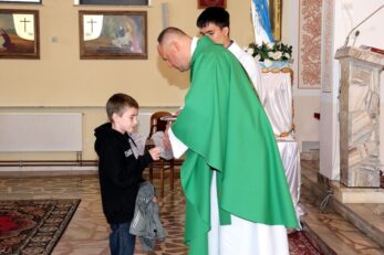 Poświęcenie różańców, szat liturgicznych dla ministrantów oraz figury Matki Bożej
