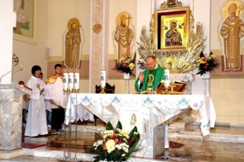 Poświęcenie różańców, szat liturgicznych dla ministrantów oraz figury Matki Bożej