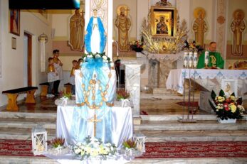 Poświęcenie różańców, szat liturgicznych dla ministrantów oraz figury Matki Bożej