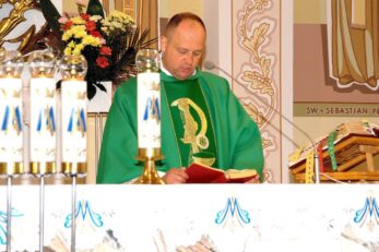 Poświęcenie różańców, szat liturgicznych dla ministrantów oraz figury Matki Bożej