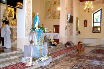 Poświęcenie różańców, szat liturgicznych dla ministrantów oraz figury Matki Bożej