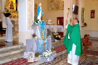 Poświęcenie różańców, szat liturgicznych dla ministrantów oraz figury Matki Bożej
