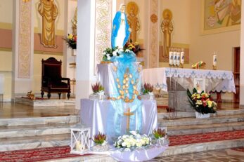 Poświęcenie różańców, szat liturgicznych dla ministrantów oraz figury Matki Bożej