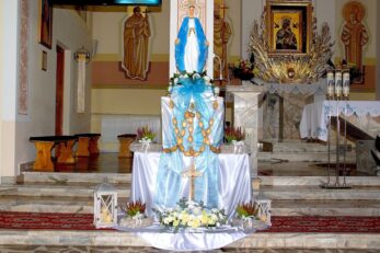 Poświęcenie różańców, szat liturgicznych dla ministrantów oraz figury Matki Bożej
