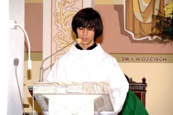 Poświęcenie różańców, szat liturgicznych dla ministrantów oraz figury Matki Bożej