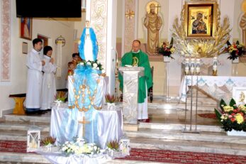 Poświęcenie różańców, szat liturgicznych dla ministrantów oraz figury Matki Bożej