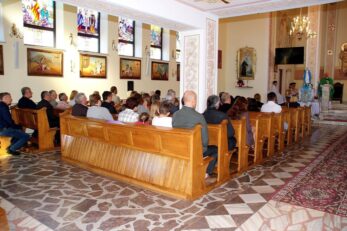 Poświęcenie różańców, szat liturgicznych dla ministrantów oraz figury Matki Bożej