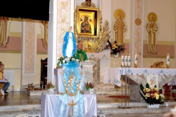 Poświęcenie różańców, szat liturgicznych dla ministrantów oraz figury Matki Bożej