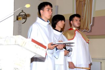 Poświęcenie różańców, szat liturgicznych dla ministrantów oraz figury Matki Bożej