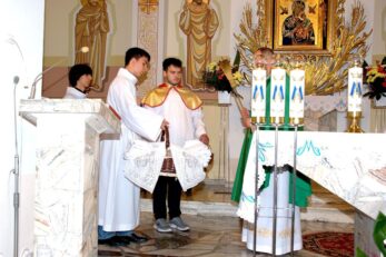 Poświęcenie różańców, szat liturgicznych dla ministrantów oraz figury Matki Bożej